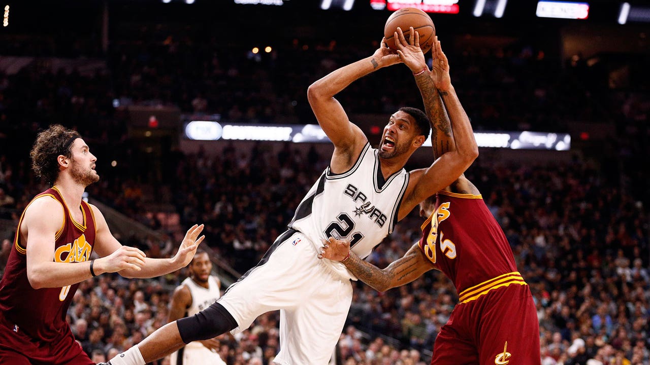 Spurs snap Cavs' streak, win 10th straight to stay unbeaten at home